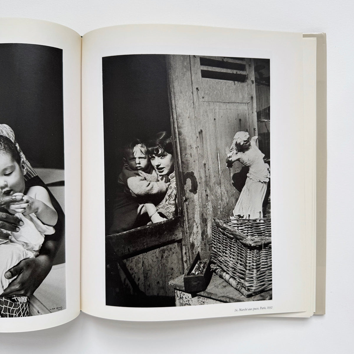 Femmes, de l'enfance à la Vieillesse: Women, from the cradle to old age 1929 / 1955
