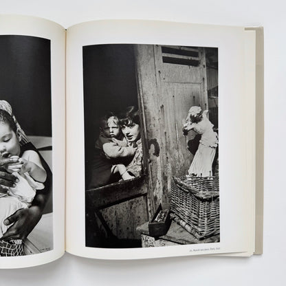 Femmes, de l'enfance à la Vieillesse: Women, from the cradle to old age 1929 / 1955