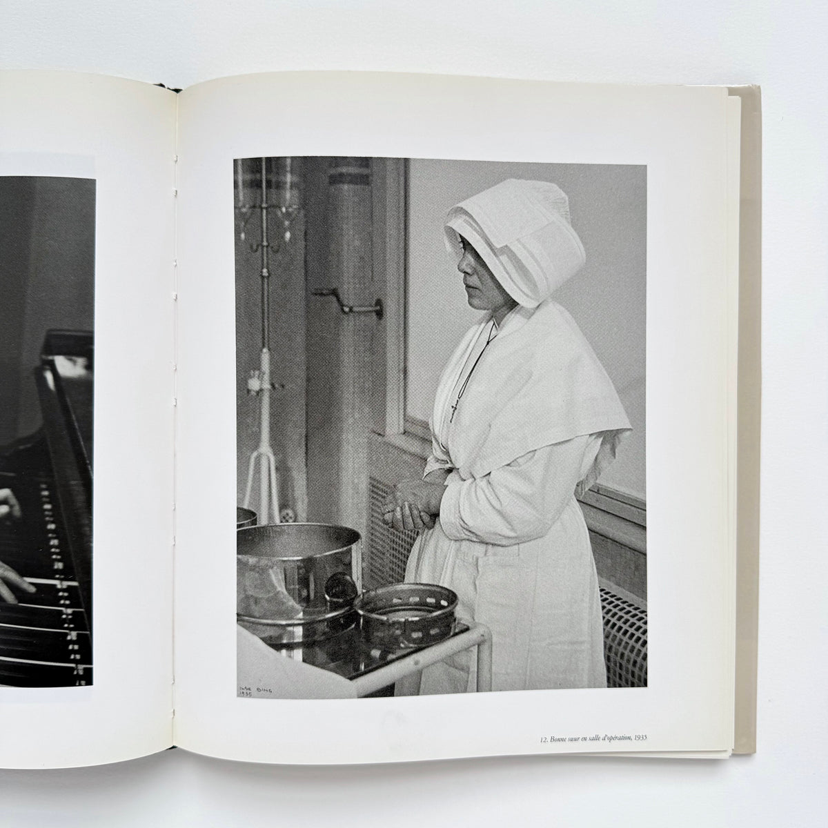 Femmes, de l'enfance à la Vieillesse: Women, from the cradle to old age 1929 / 1955